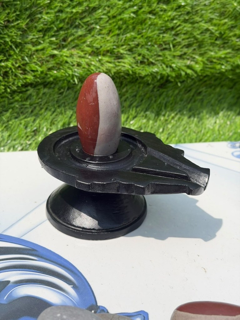 3 Inch Ardhnareshwar Narmadeshwar Shivling with 6 Inch Black Damru Jaladhari – Red & White Dual-Tone, 3″ height · 6″ Damru Jaladhari