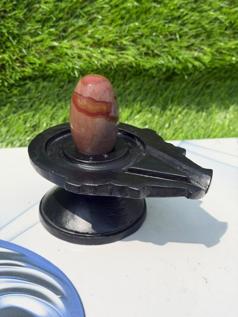 3 Inch Red Akrati Narmadeshwar Shivling with 6 Inch Black Damru Jaladhari – Unique Layered Pattern, 3″ height · 6″ Damru Jaladhari
